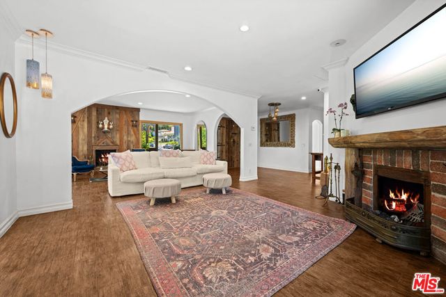 16582 Calneva Drive, Encino, CA 91436