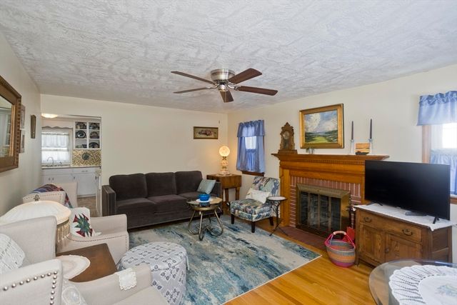 854 Grayson Dr, Springfield, MA 01119
