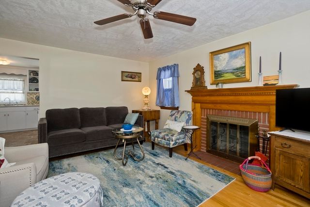 854 Grayson Dr, Springfield, MA 01119