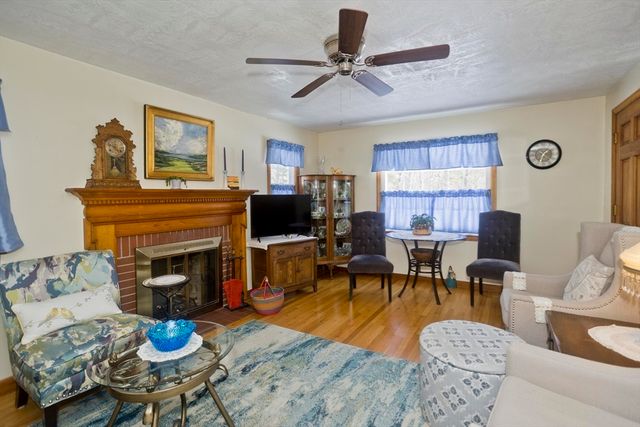 854 Grayson Dr, Springfield, MA 01119