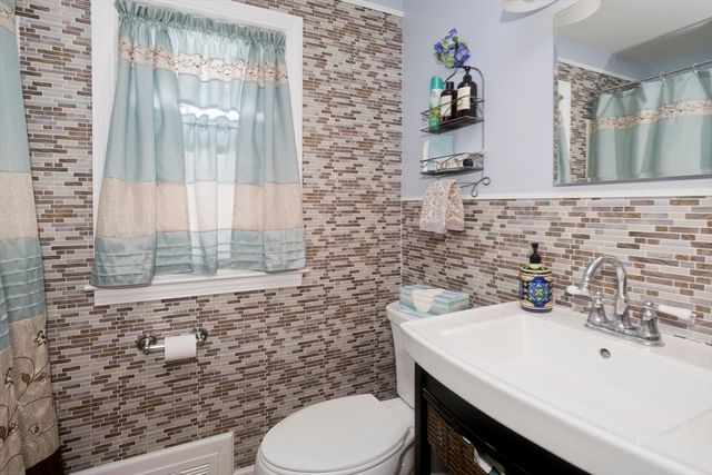 854 Grayson Dr, Springfield, MA 01119