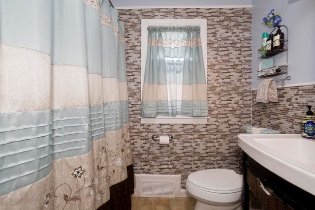 854 Grayson Dr, Springfield, MA 01119