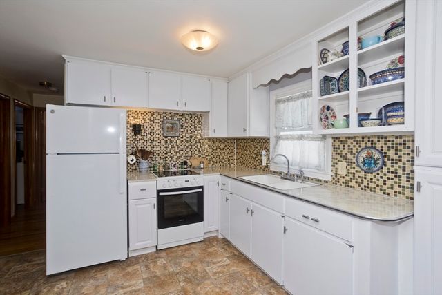 854 Grayson Dr, Springfield, MA 01119