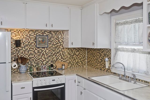 854 Grayson Dr, Springfield, MA 01119