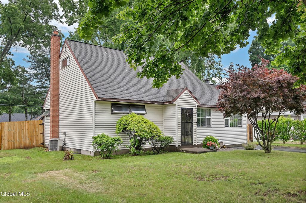 95 Locust Park, Colonie, NY 12205