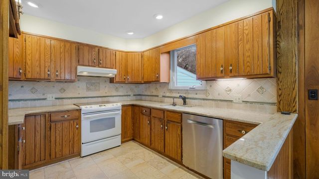 6532 BLUE CHURCH RD S, Coopersburg, PA 18036