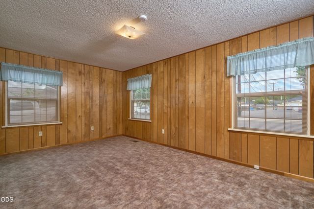 11 S Platt Avenue, Eagle Point, OR 97524