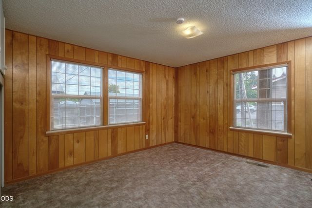 11 S Platt Avenue, Eagle Point, OR 97524