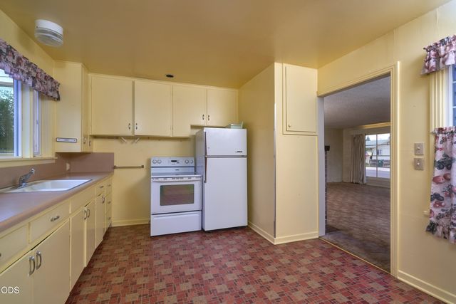 11 S Platt Avenue, Eagle Point, OR 97524