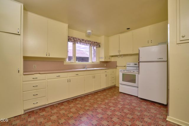 11 S Platt Avenue, Eagle Point, OR 97524