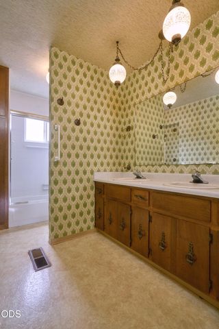 11 S Platt Avenue, Eagle Point, OR 97524