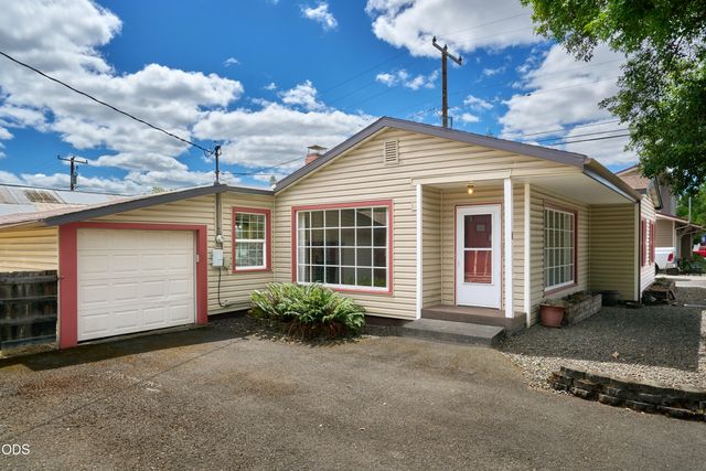 11 S Platt Avenue, Eagle Point, OR 97524