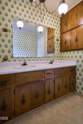 11 S Platt Avenue, Eagle Point, OR 97524