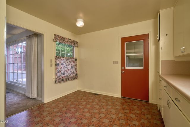 11 S Platt Avenue, Eagle Point, OR 97524