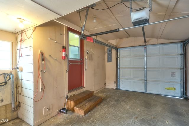 11 S Platt Avenue, Eagle Point, OR 97524