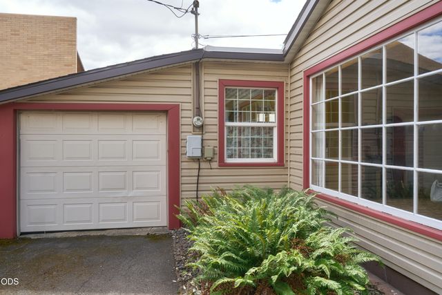 11 S Platt Avenue, Eagle Point, OR 97524