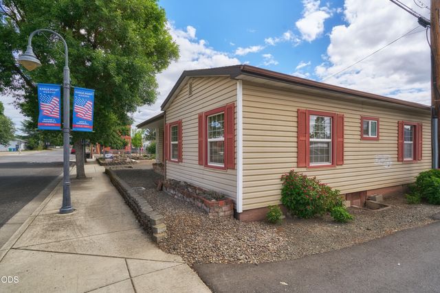 11 S Platt Avenue, Eagle Point, OR 97524
