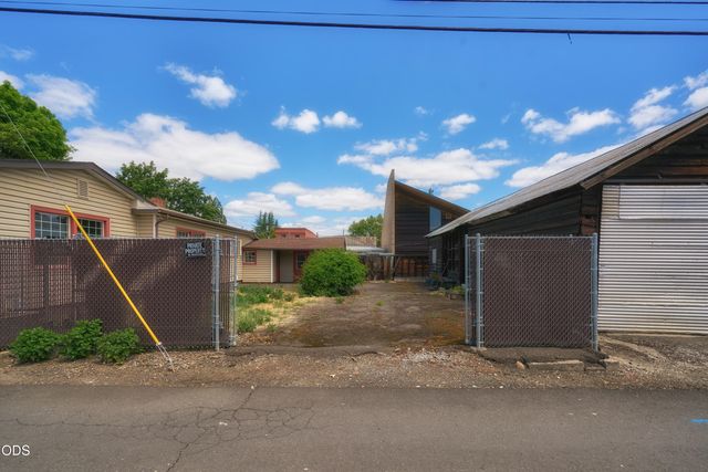 11 S Platt Avenue, Eagle Point, OR 97524