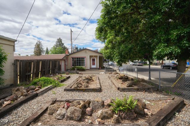 11 S Platt Avenue, Eagle Point, OR 97524