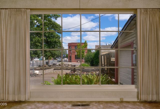 11 S Platt Avenue, Eagle Point, OR 97524
