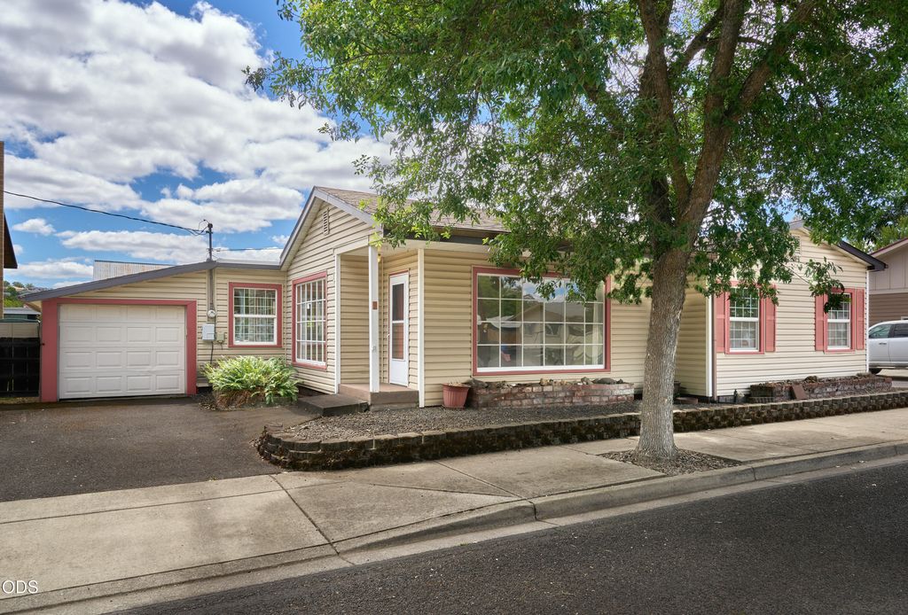 11 S Platt Avenue, Eagle Point, OR 97524