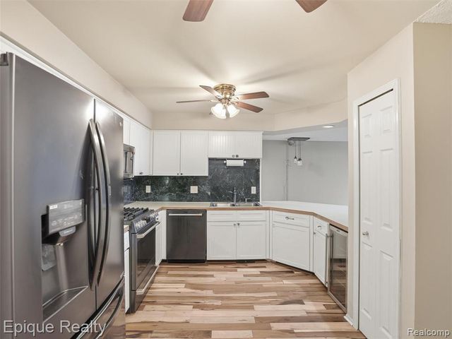 3434 Adams Shore Drive, Waterford, MI 48329