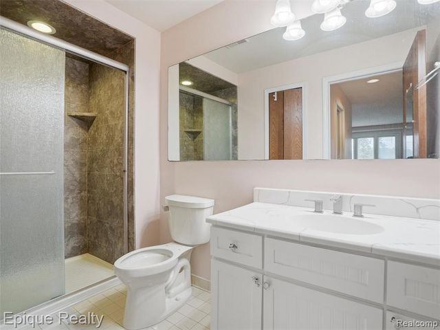 3434 Adams Shore Drive, Waterford, MI 48329