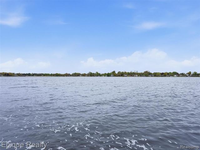 3434 Adams Shore Drive, Waterford, MI 48329