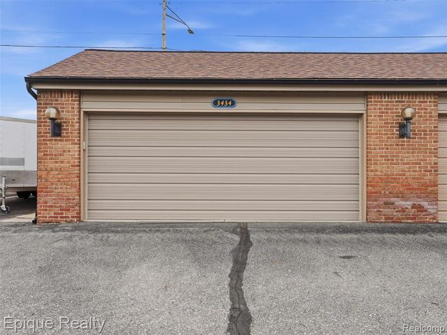 3434 Adams Shore Drive, Waterford, MI 48329