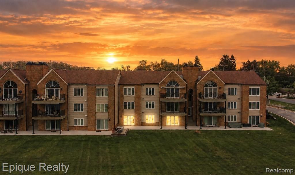 3434 Adams Shore Drive, Waterford, MI 48329