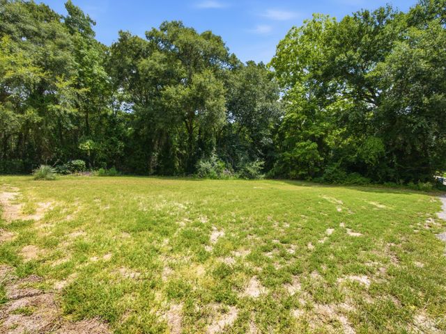 105 E Foggle Street, Athens, TX 75751