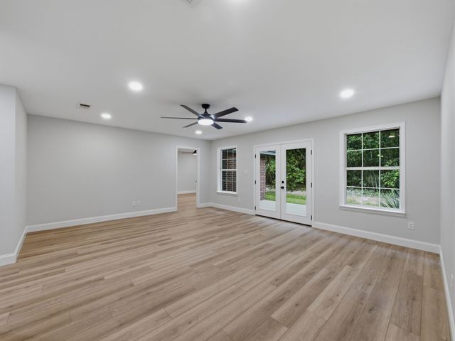 105 E Foggle Street, Athens, TX 75751