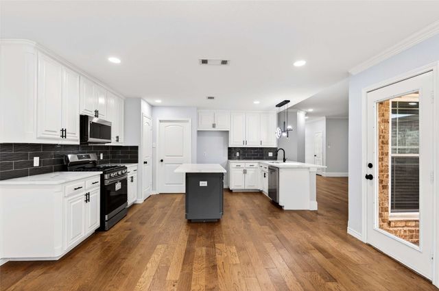 607 Parkhill Drive, Mansfield, TX 76063