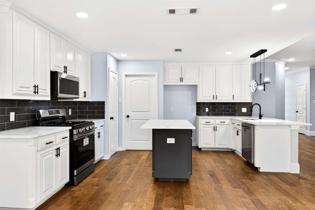 607 Parkhill Drive, Mansfield, TX 76063