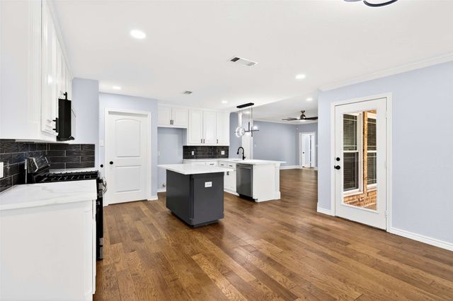 607 Parkhill Drive, Mansfield, TX 76063