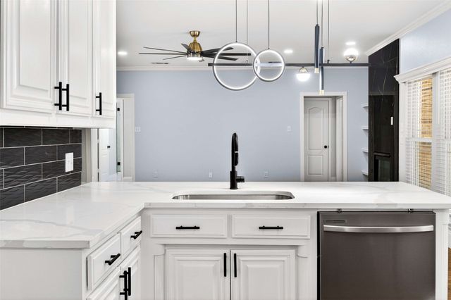 607 Parkhill Drive, Mansfield, TX 76063