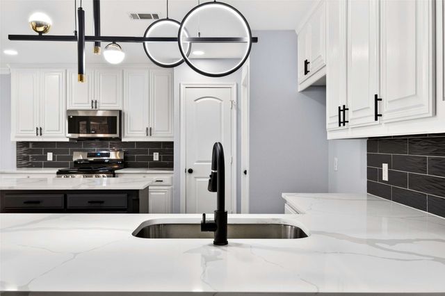 607 Parkhill Drive, Mansfield, TX 76063