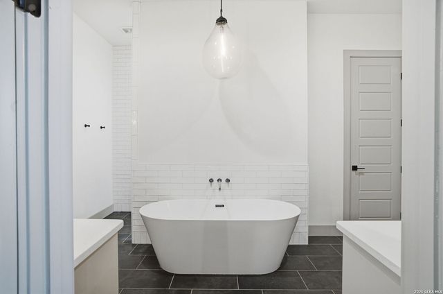 153 Chisum, La Vernia, TX 78121