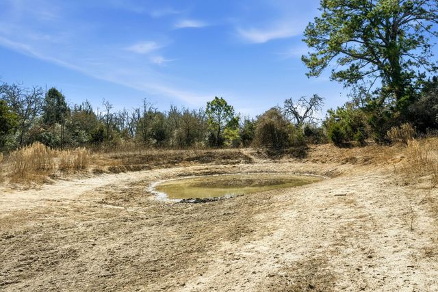 1310 Perry LN, Thorndale, TX 76577