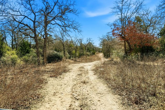 1310 Perry LN, Thorndale, TX 76577