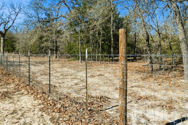 1310 Perry LN, Thorndale, TX 76577