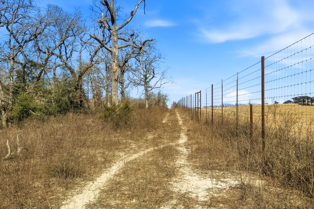 1310 Perry LN, Thorndale, TX 76577