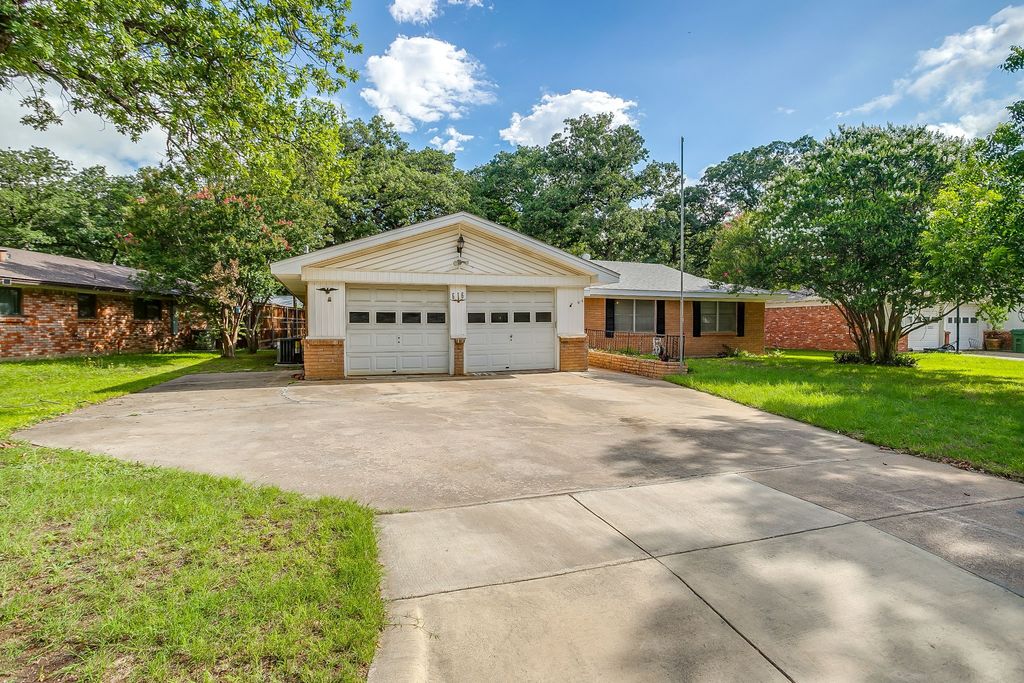 616 Post Oak Drive, Hurst, TX 76053