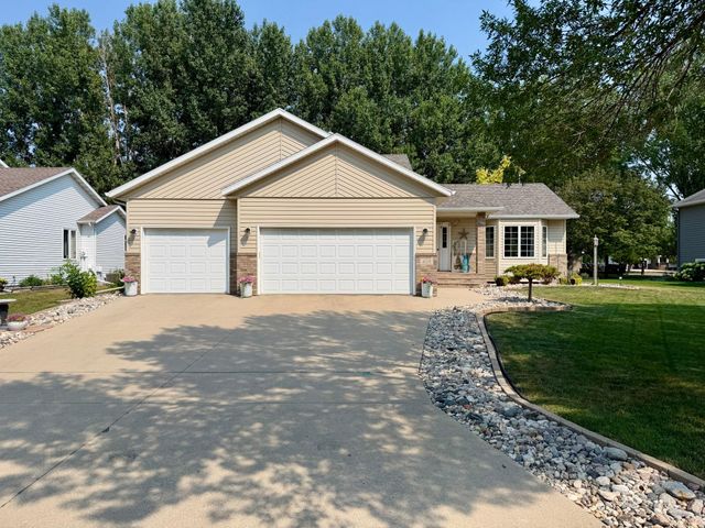 408 Clearview Court, Moorhead, MN 56560