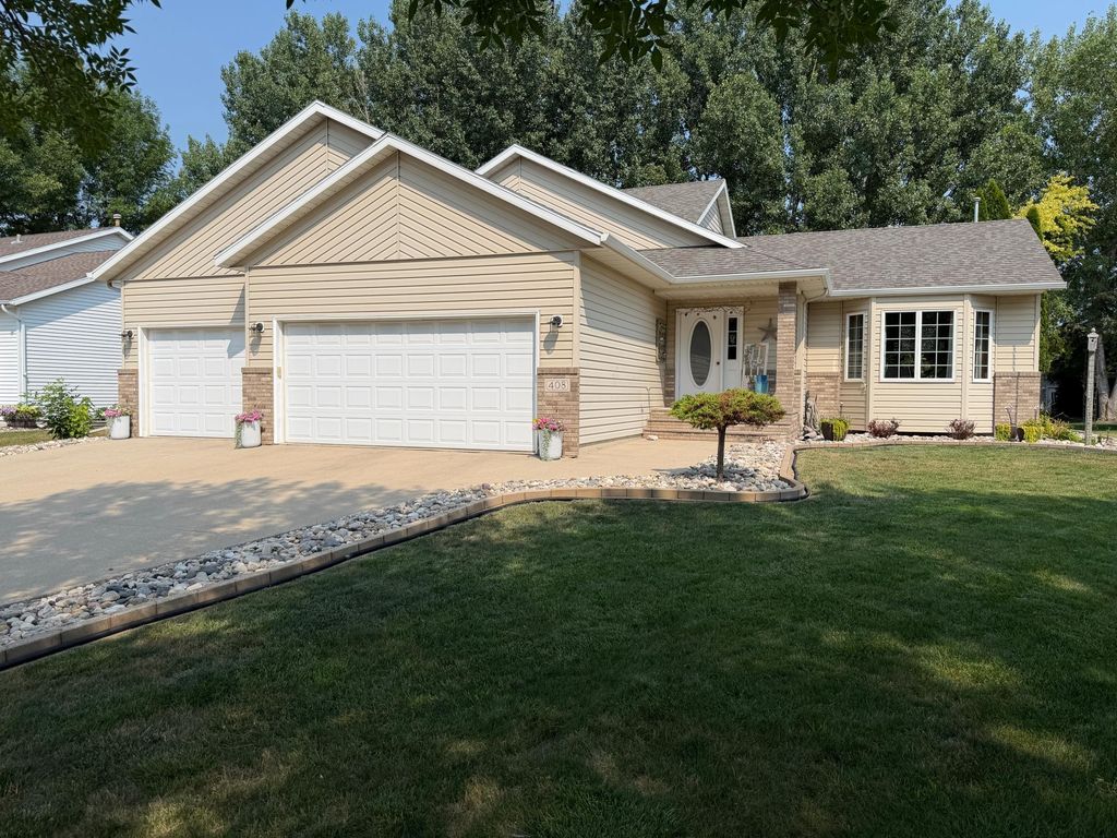 408 Clearview Court, Moorhead, MN 56560