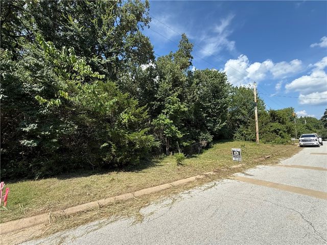 E 5th Street, Fayetteville, AR 72701