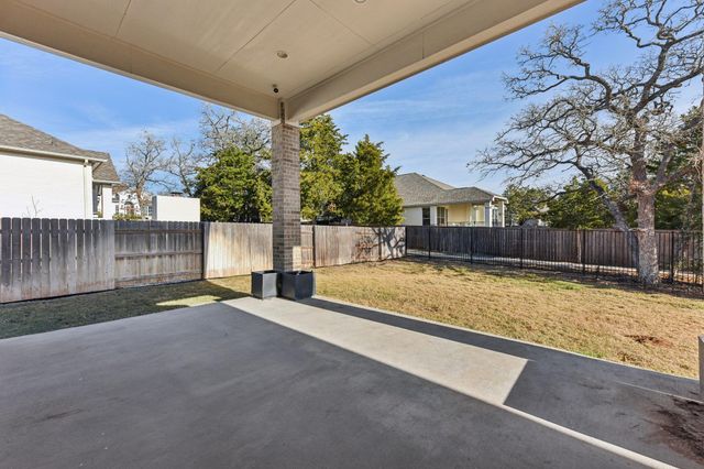 163 Kellogg LN, Bastrop, TX 78602