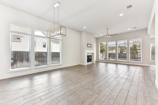 163 Kellogg LN, Bastrop, TX 78602