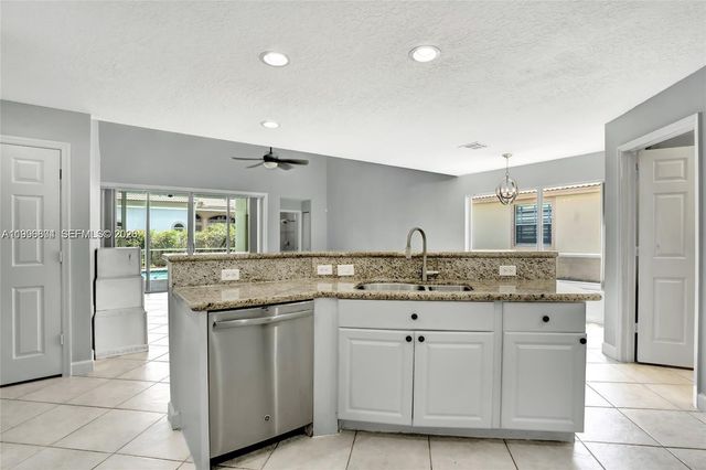 13813 NW 21st St, Pembroke Pines, FL 33028