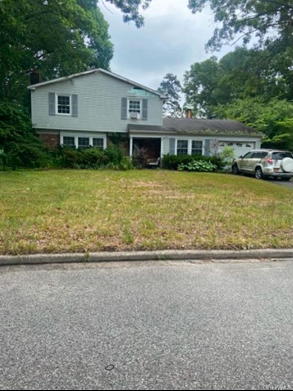 9 Willowood Lane, Coram, NY 11727